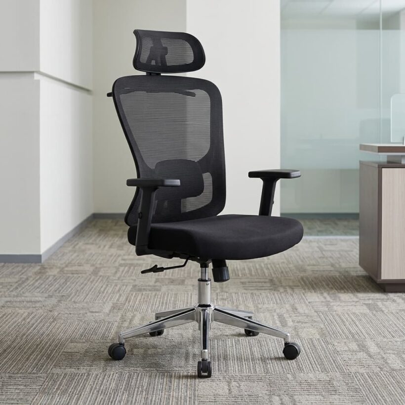 orthopedic High-Back Office Seat featuring an ergonomic black mesh backrest with an integrated lower lumbar cushion, an adjustable headrest, and a polished chrome 5-star caster base.
